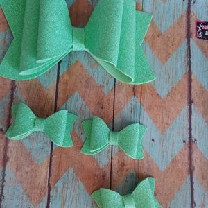 Water resistant light green hair bows